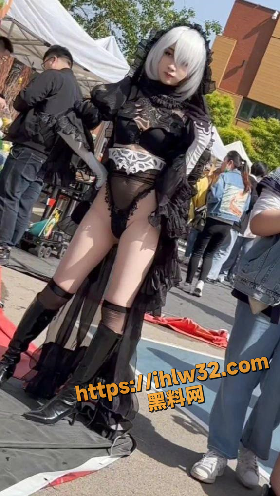 动漫展会抄底白发COSER蕾姆 透明的蕾丝内裤勾勒出饱满的骆驼趾形状 稀疏的阴毛零星的显露出来！