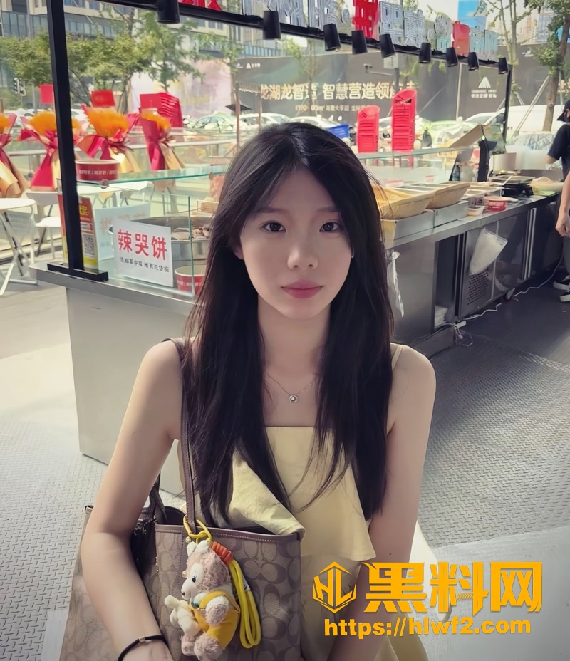 陕西延安大学中文系清纯学妹 沈清妍 晚上回到宝塔区出租屋内与学长跪舔口交内射