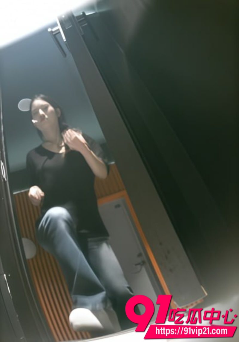 最新流出高质量酒吧厕所全景后拍 高跟丝袜大长腿牛仔裤美女白屁股正对镜头