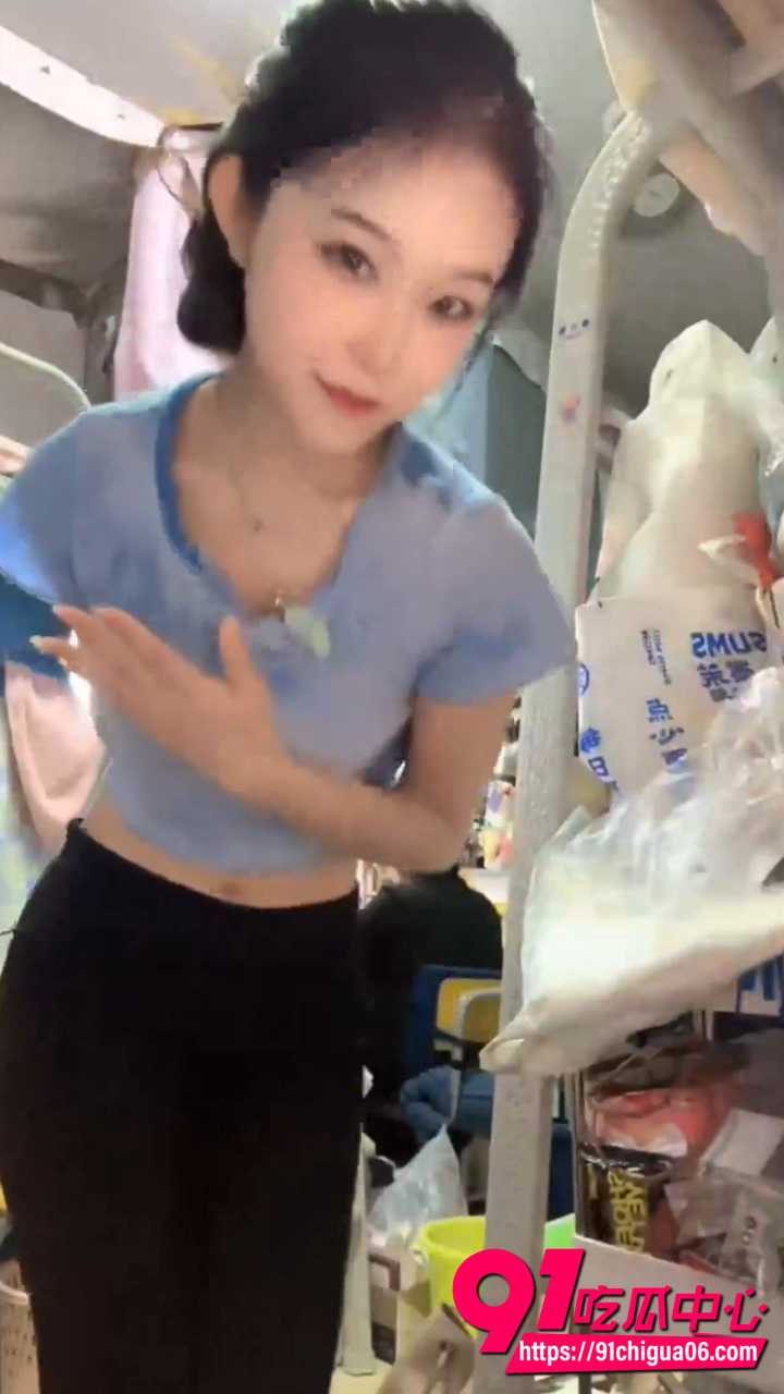 偷拍室友换衣服走光2