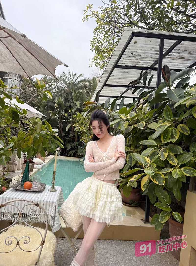 硬核抓奸名场面 女子角落瑟瑟发抖 小伙被扯着暴揍！