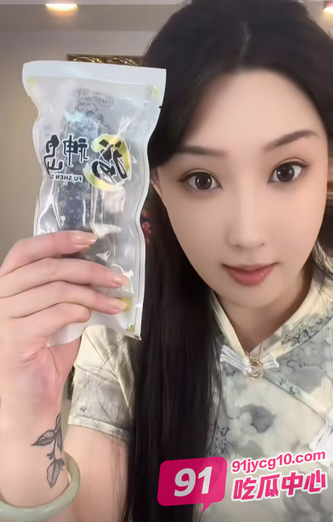 抖音高颜值卖惨女主播 “主播主播 咱家海参是正经参嘛？” 配图3