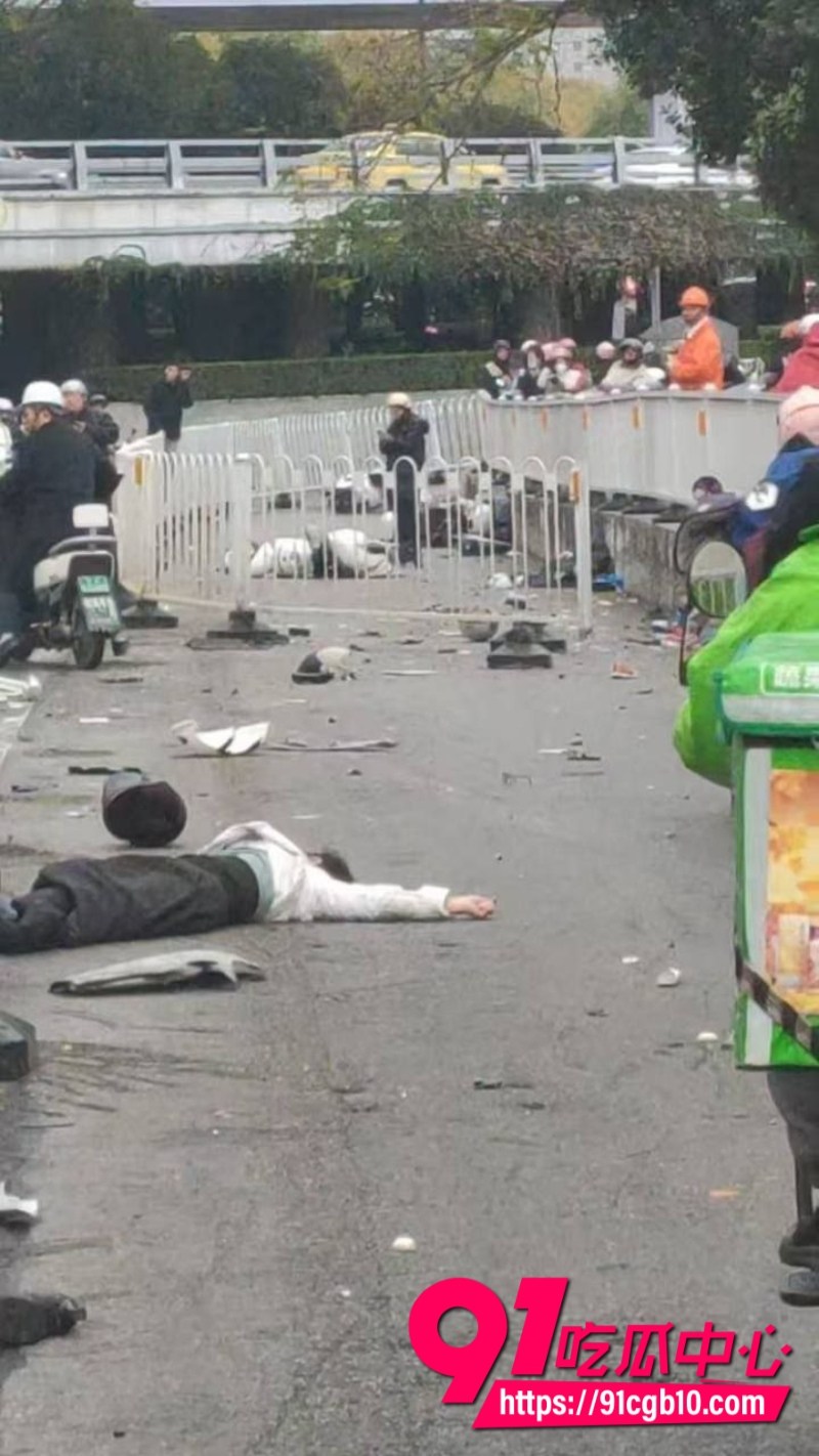 江苏南京中央门立交桥下黑色轿车突然失控猛冲人行道 多名行人被撞飞十几米当场昏迷 车祸现场惨不忍睹