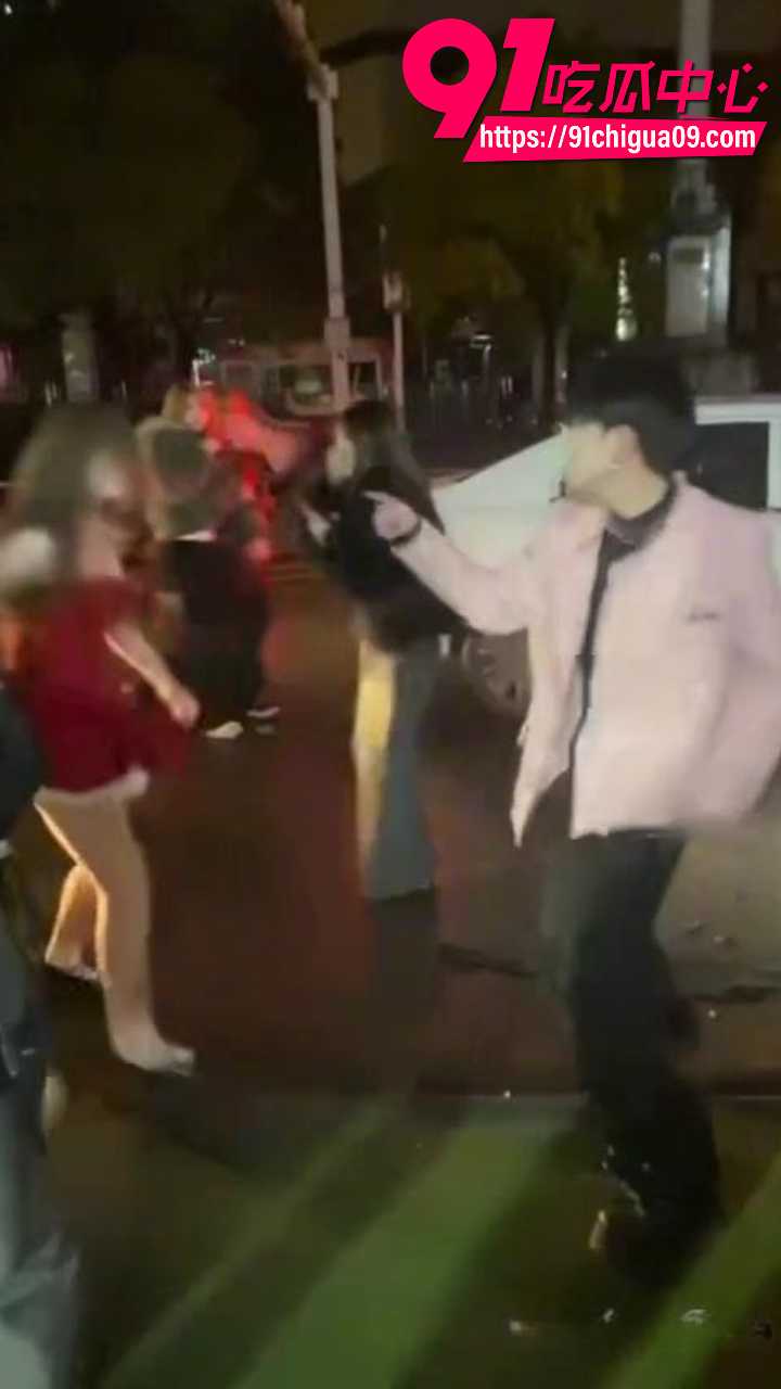 街头红裙辣妹当众揭穿男同男友3