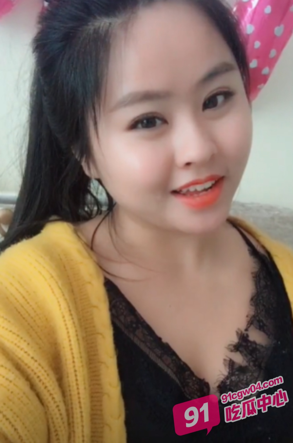 史上最强骚货！妖媚婷儿 户外直播勾引大爷们合集 菜地里直接无套开战！ 配图3