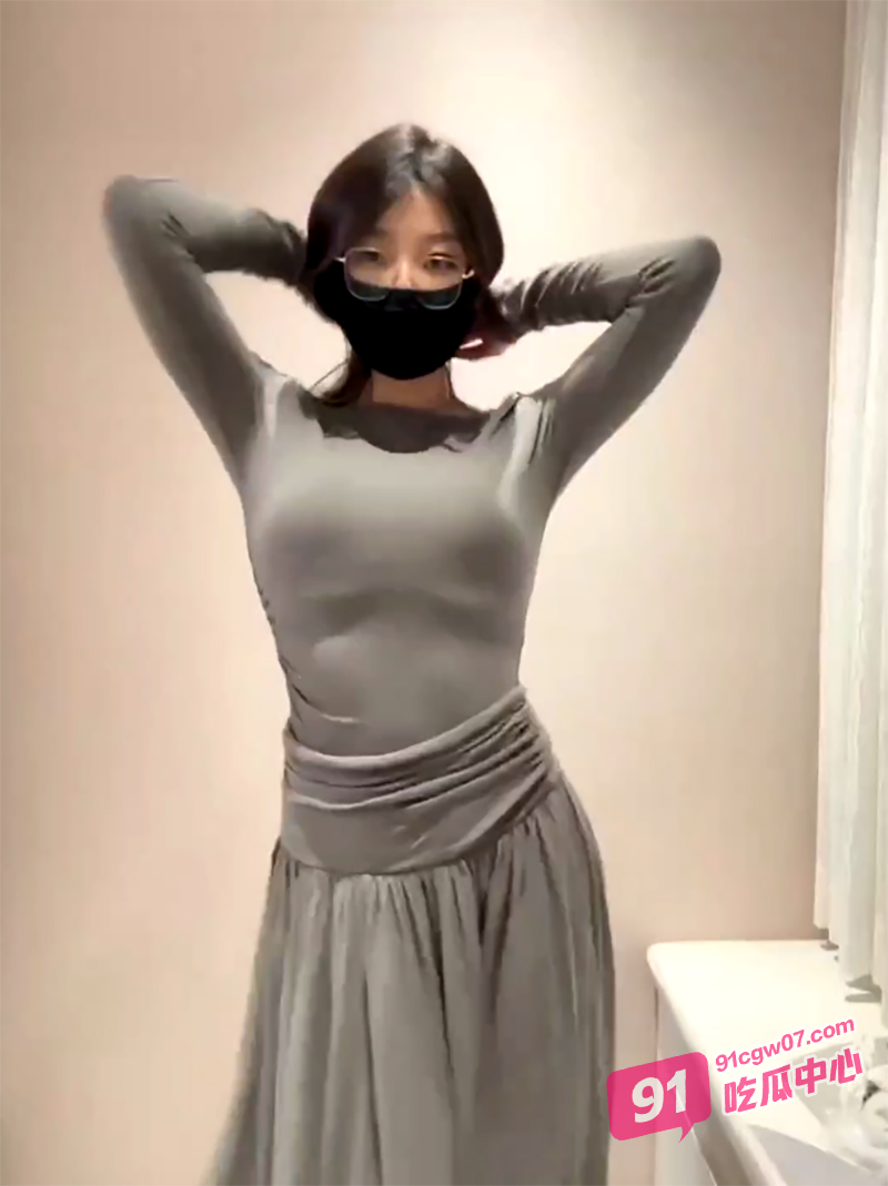 推特巨乳眼镜女神小鲅鱼 土豪1v1定制抖音风反差裸舞福利 两个大奶子甩的起飞~