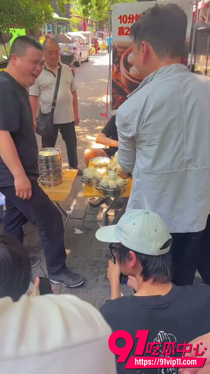 小哥街头挑战10分钟吃10笼大包子2 6