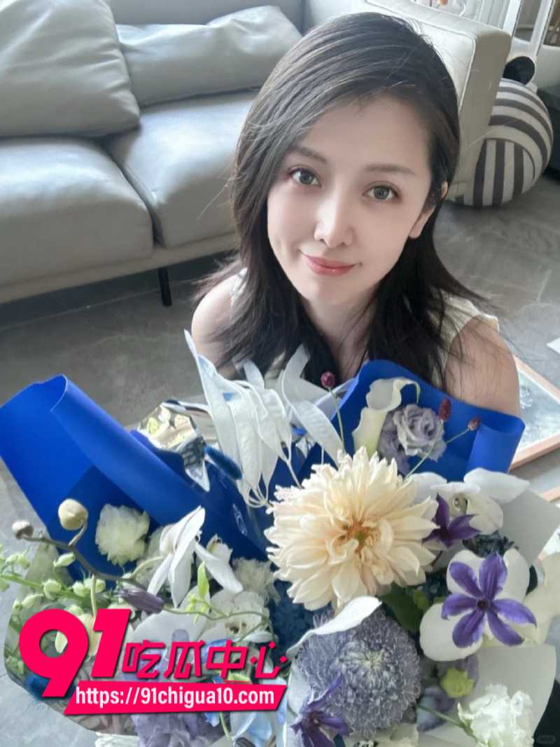 海角大神真实小王子 灌醉性感老妈 在家上演真实母子乱伦 给亲爸戴了一顶大大的绿帽子