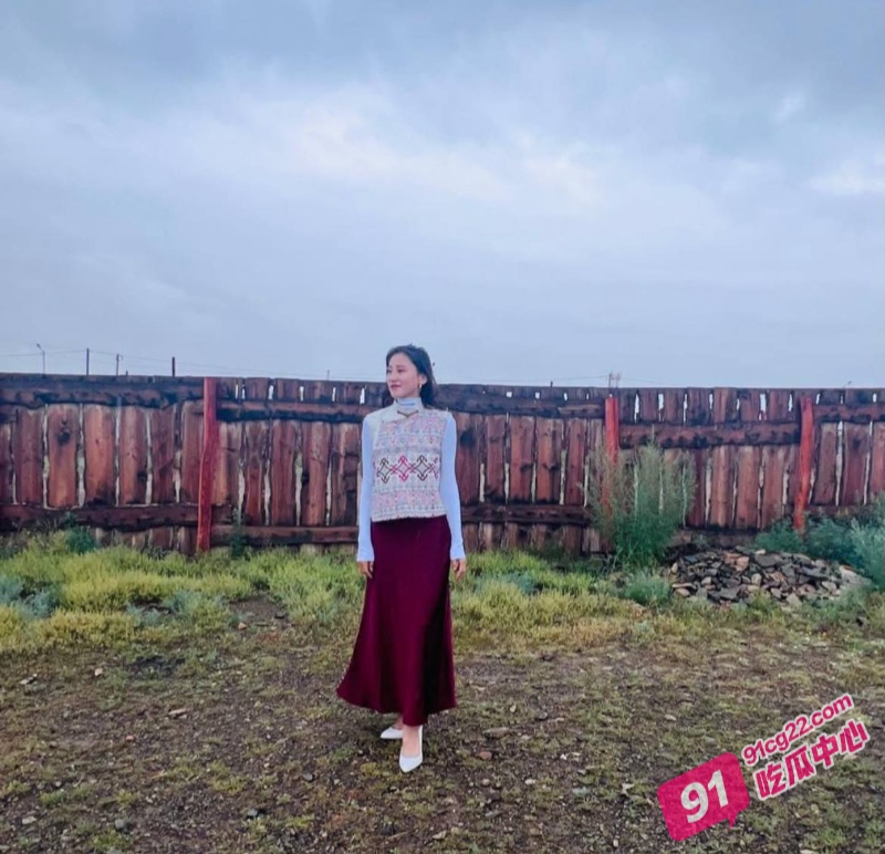 朋友妻不客气 人妻被两兄弟车震 奈何鸡巴软趴趴！ 配图