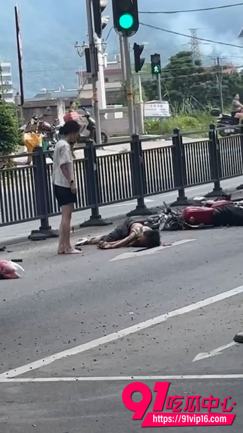 广东佛山渣土车转弯将摩托车卷到车轮下拖行十几米摩托车驾驶员当场身亡1