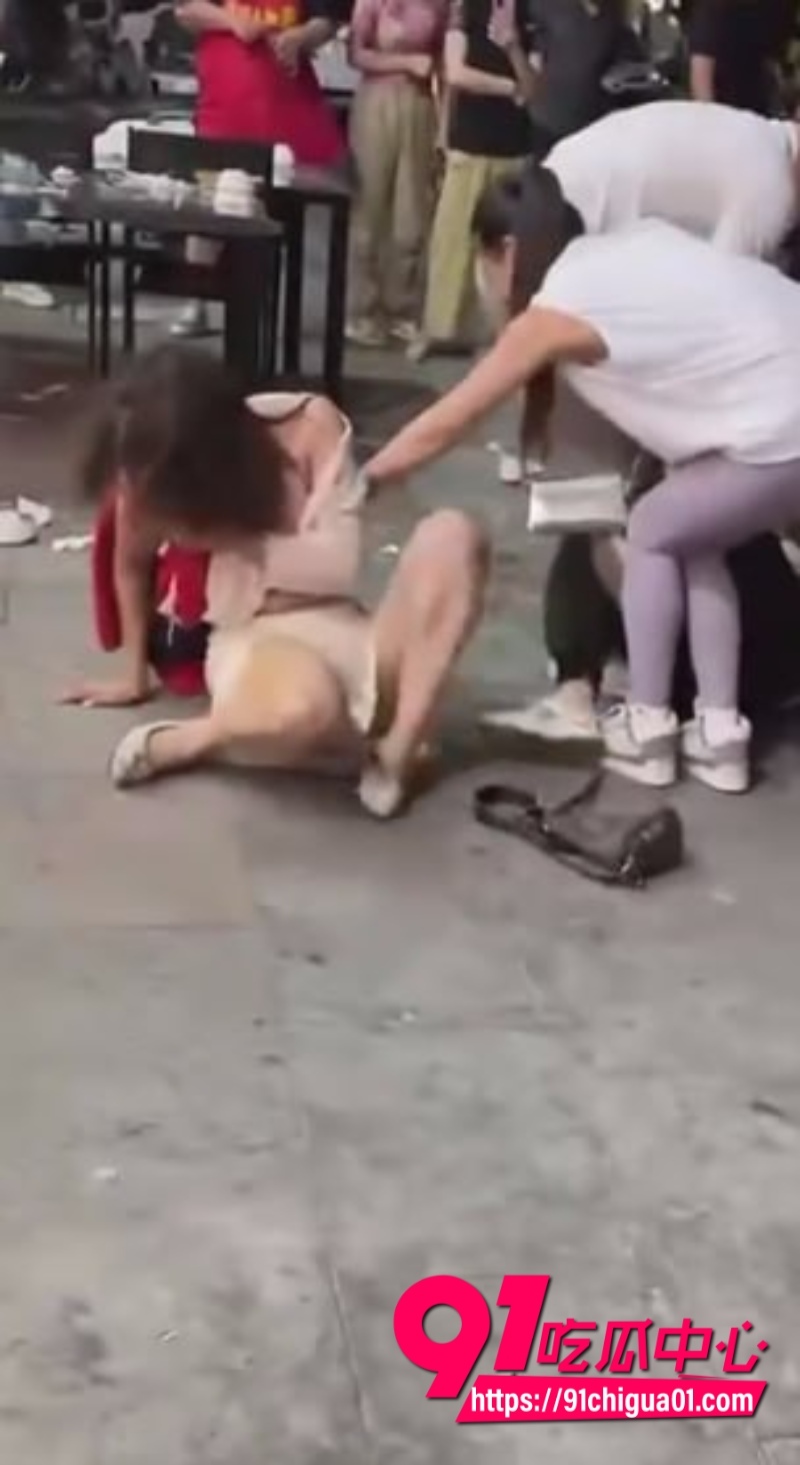 街头抓小三撕衣大战4