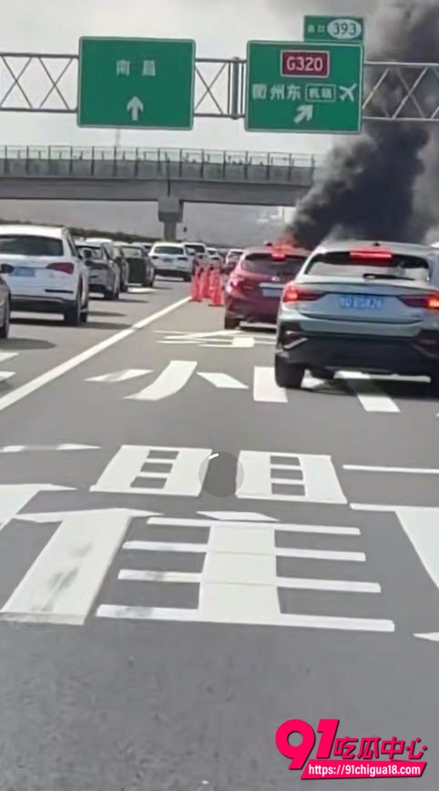 G60沪昆高速衢州段车祸现场 高速后车追尾两车爆炸烧成空壳