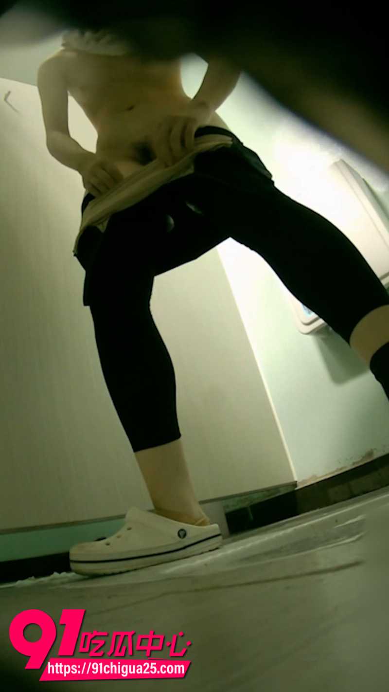 厕拍大神在舞蹈培训班女厕所安装针孔摄像头偷拍2