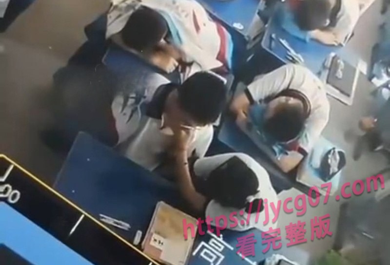 广州某校胡梦玲课间调情 为同桌消火 高能画面不容错过！ 配图5