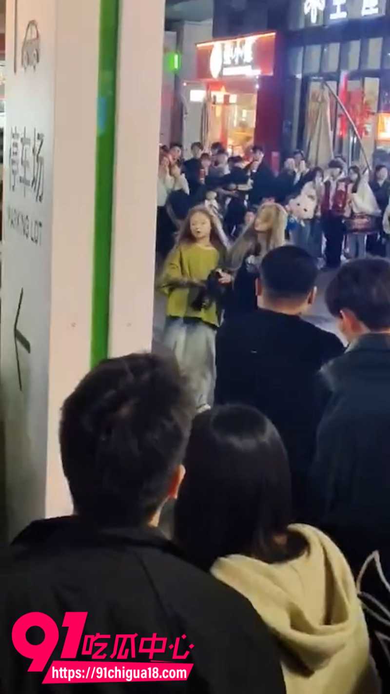 广西精神小妹在普宁广场打群架现场画面3