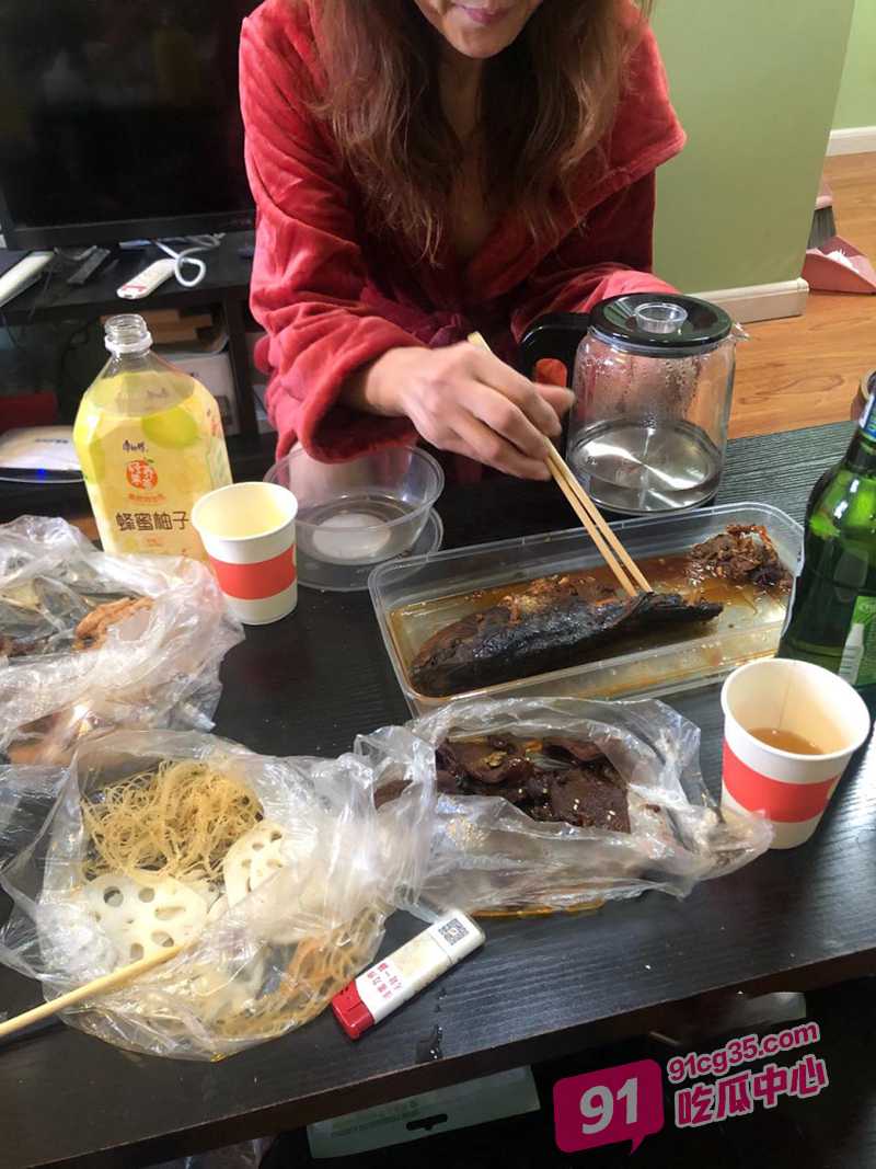 海角母子乱伦~大孝子舍不得老妈忍受寂寞 “妈妈 我来满足你吧” 配图3