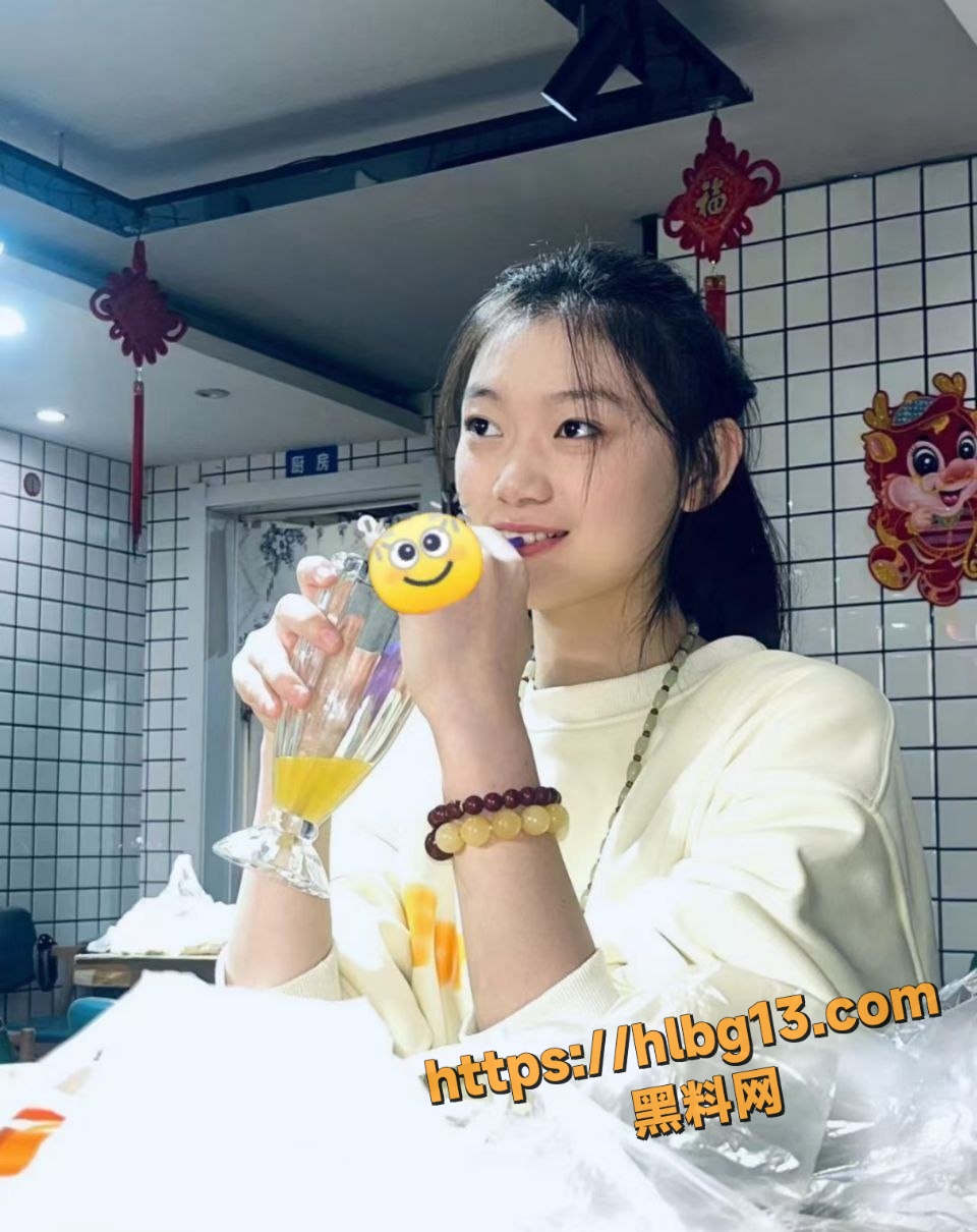躲在街边小店的灯影下 客串了一次野鸡 没前奏没爱抚的做爱我是第一次经历! 配图
