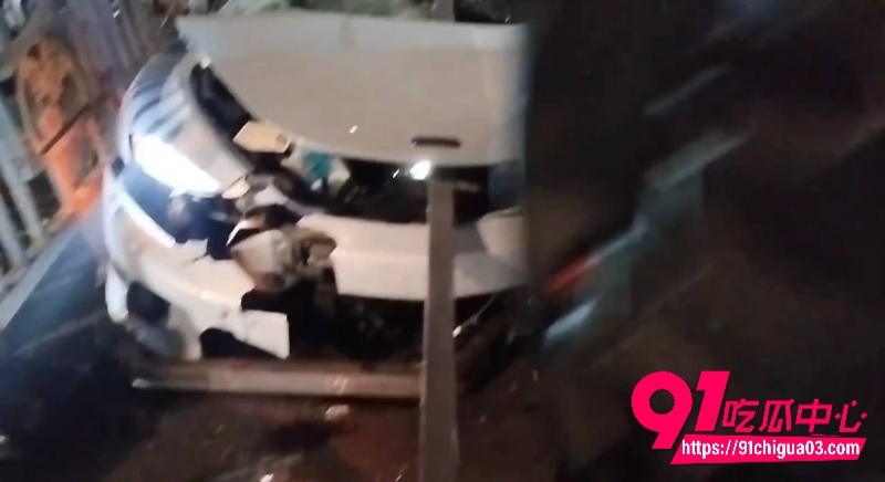 九江市区 迈凯伦 赣GVV117 深夜飙车撞护栏2 九江市区 迈凯伦 赣GVV117 深夜飙车撞护栏2