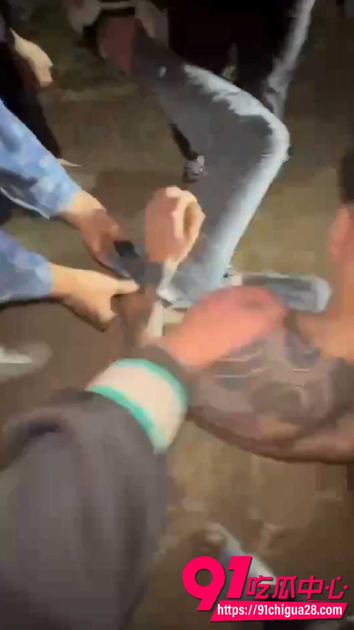纹身精神小伙深夜草地被多人围殴6