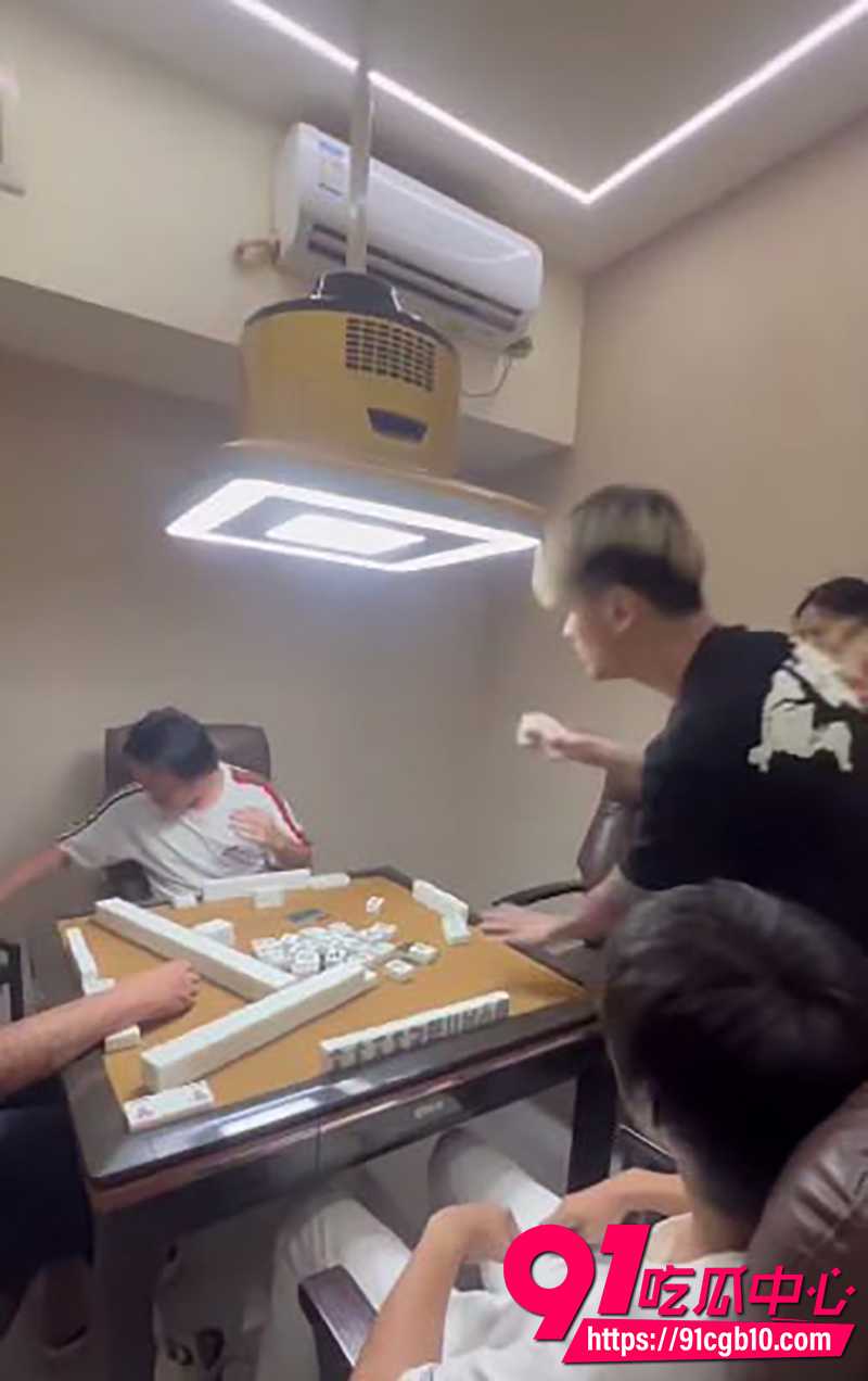 全国男友楷模 仅因为牌友摸自己女友的手 男子化身拳王 一秒十八拳伺候!
