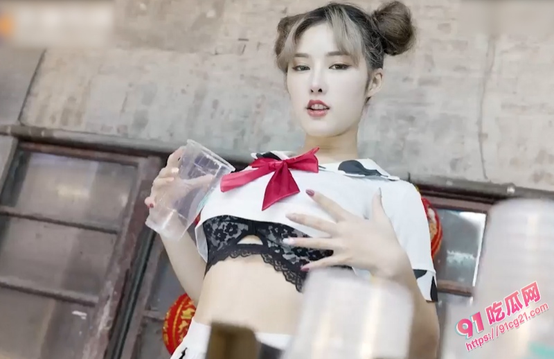 卖珍珠奶茶的妹子 吃下老板的情趣果胶 与男客人在摊位上激情做爱！ 配图4