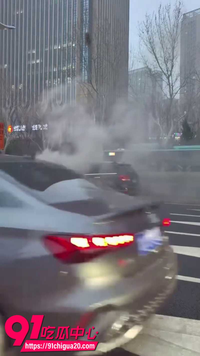 济南历下区经十路汽车突然着火8