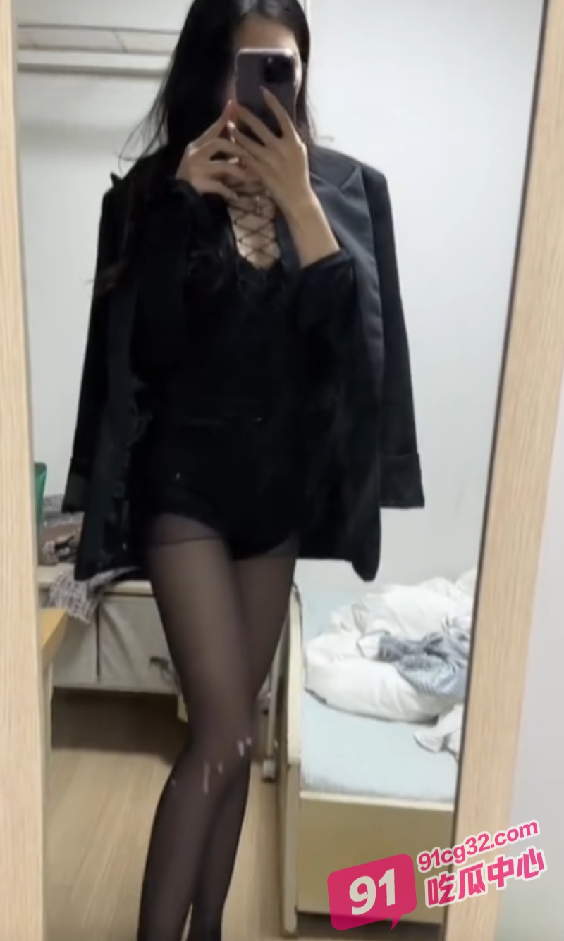 抖音网红 刘悦 白嫩大长腿穿上各式丝袜和男友做爱视频流出 纹身石锤！ 配图3