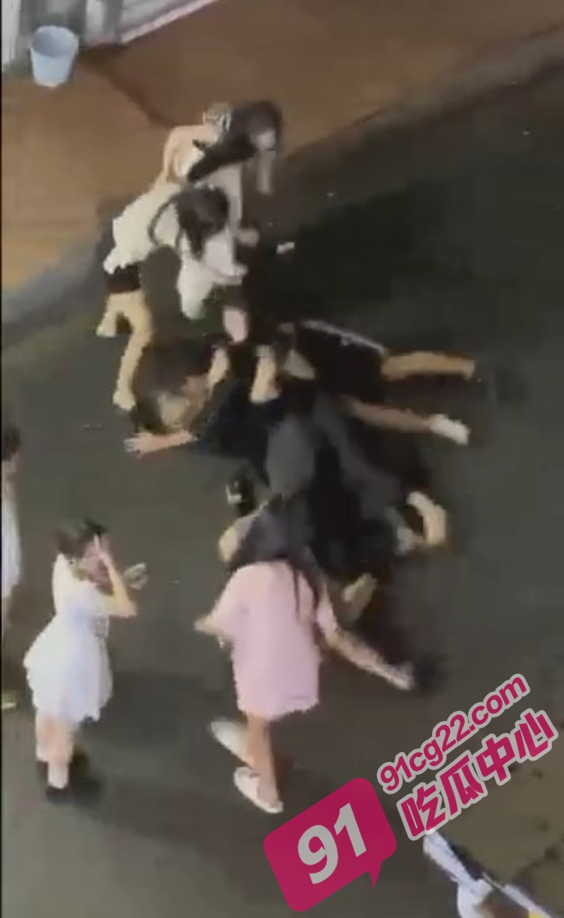 广州宵夜档醉酒口角 精神小妹被围殴 男友救场惨遭群殴 这个就是爱情 配图5