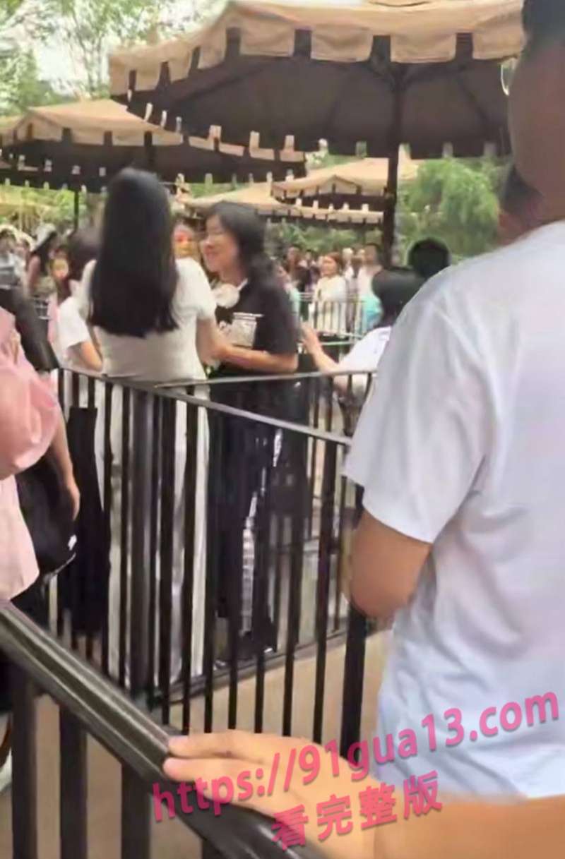 女生景区排队被指偷拍 小仙女却低估了对方情绪边界 配图4