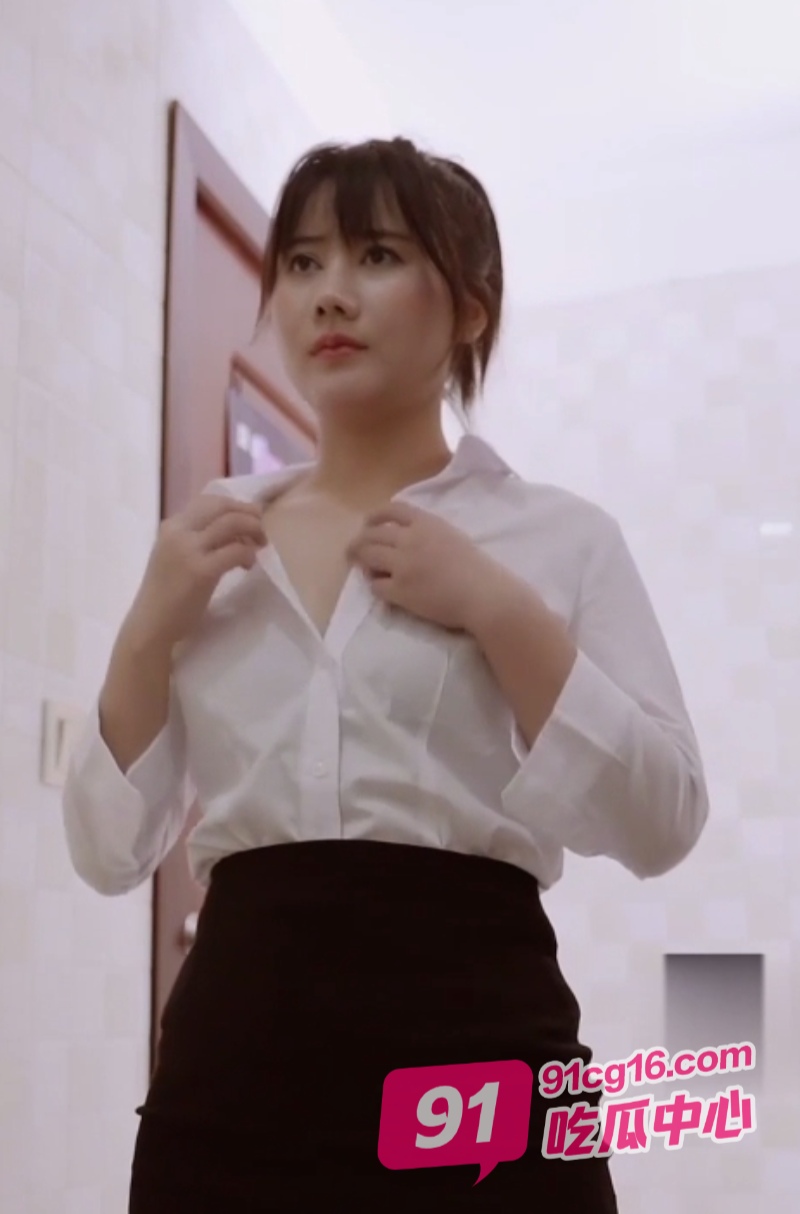 被领导操完又被保安强奸 美女被偷拍潜规则视频威胁 在厕所被保安强奸