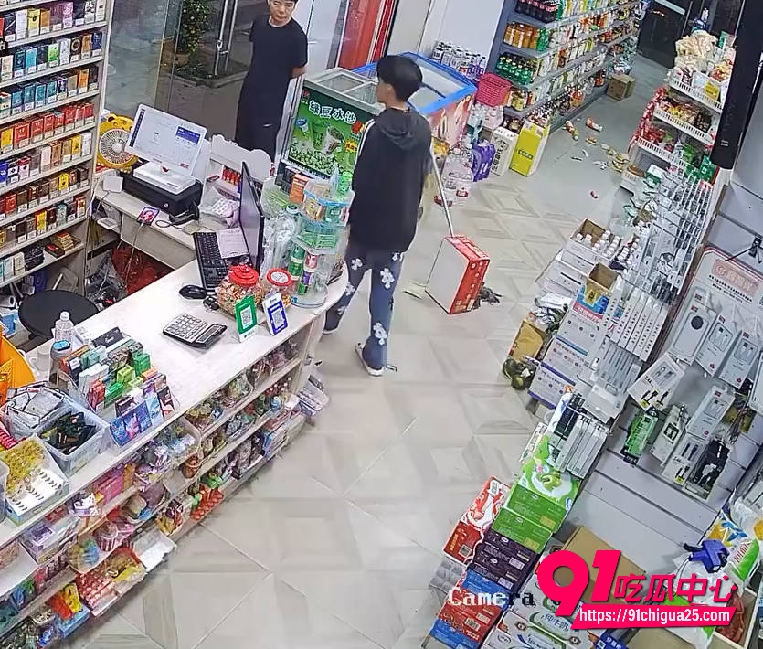 精神小伙深夜超市为护对象惨被七刀8