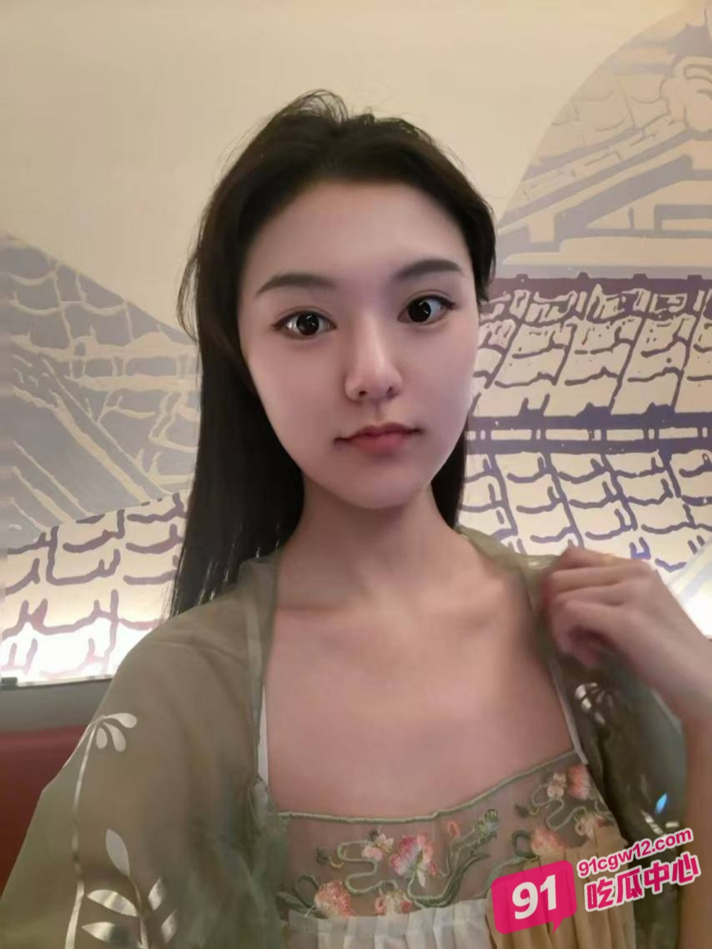东方国际长腿女经理陈敏霞～酒醉被上司带走酒店迷奸 和兄弟们一起玩弄自拍视频流出 配图3