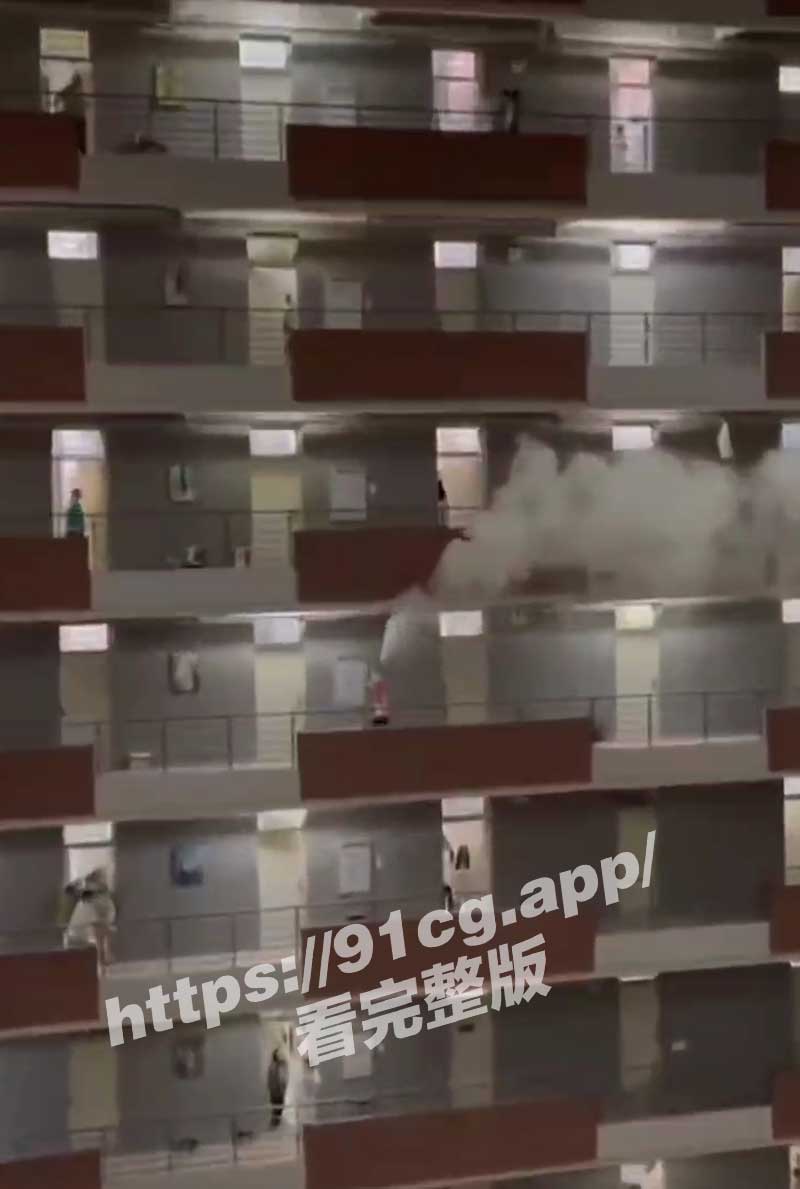 重磅新闻!!东莞中山大学新华学院 一名男子冲入女寝疯狂喷灭火器