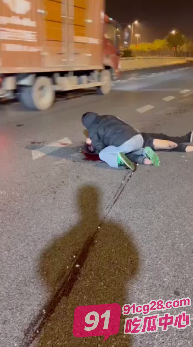 西安摩托车司机酒驾车祸事件！一男子在向另一男子施救 被过往车辆撞倒