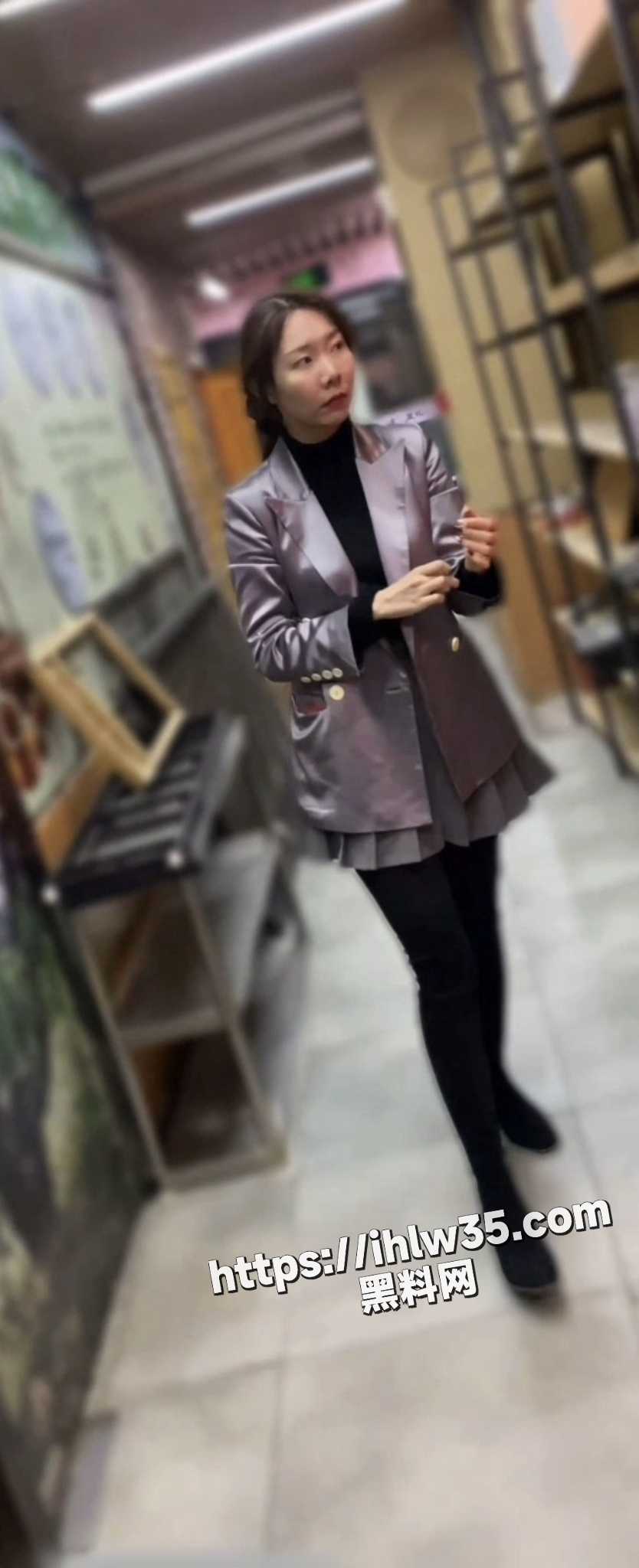 脸逼穴屁眼放尿拉屎一次性看的够 餐厅女厕全景偷拍多位美女少妇上厕所全过程！