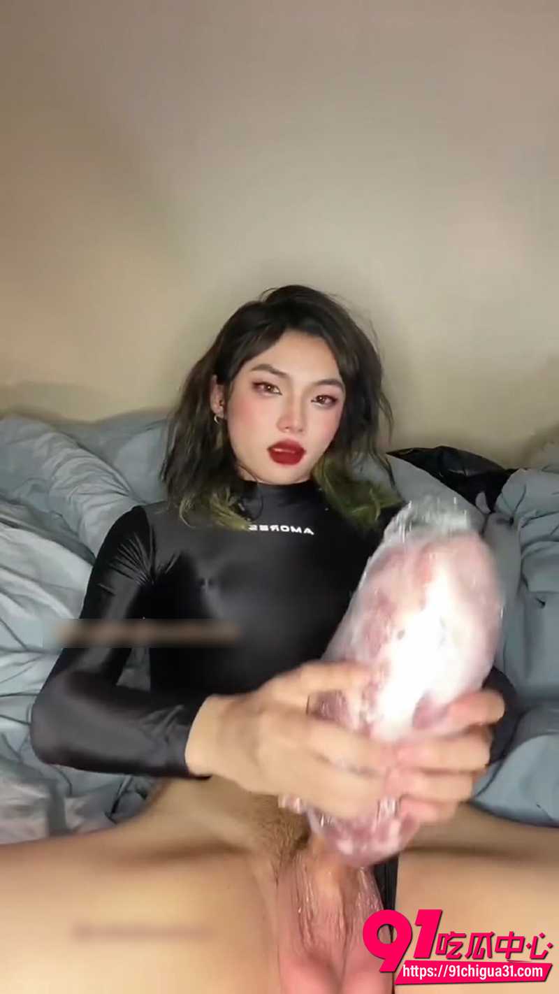 TS伪娘cd小樱 生猪肉自制超逼真飞机杯 湿滑紧致肉穴包裹全程猛撸！