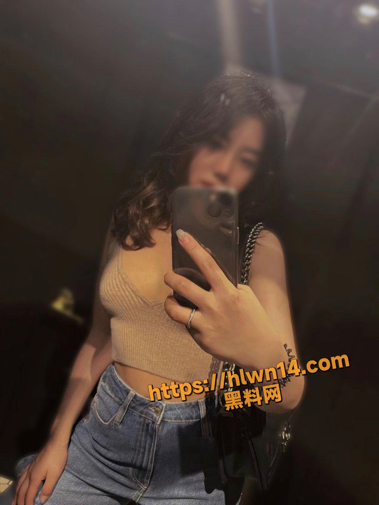 暑假女友和我住叔叔家 叔叔那肥肥的臀部 全身压住我女友 将人家的女友干得像只母狗！ 配图