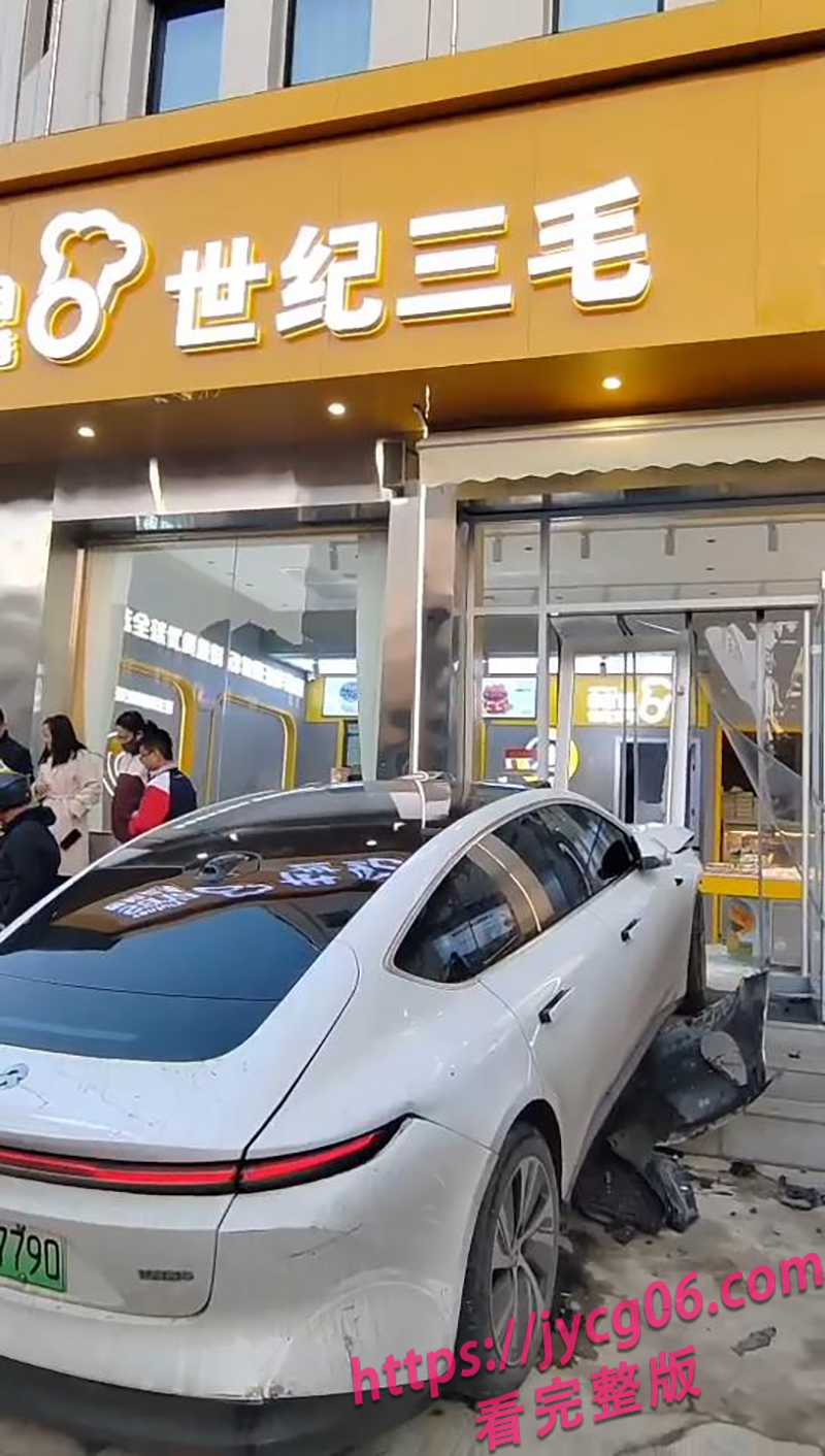 山西蔚来车主酒驾连撞6车!现场混乱幸无人伤亡!