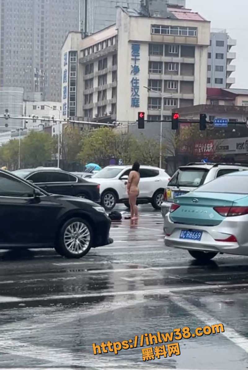 河北秦皇岛一女子裸体在街头发神经卖骚 大白天拦车被人看笑话在网疯传！