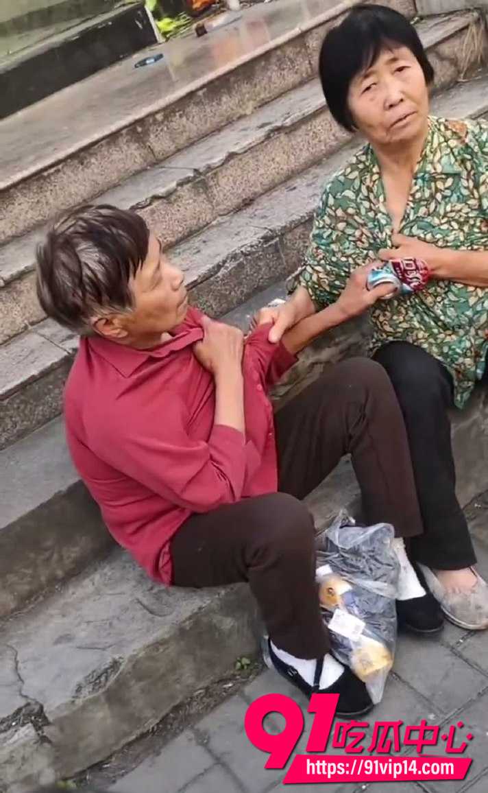 中国大妈街头为塑料瓶互撕!红衣老太被拽衣领疯狂争抢 可乐罐都成道具