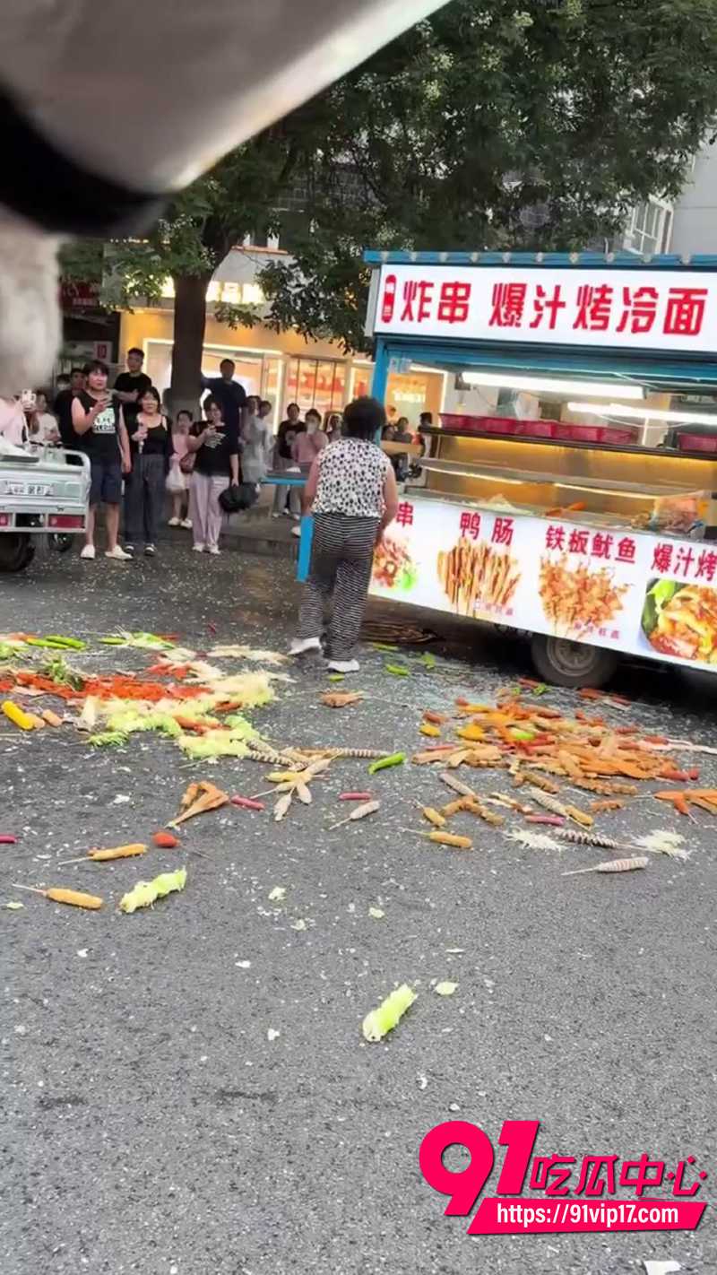 迎泰新城夜市炸串摊老板夫妇吵架 3