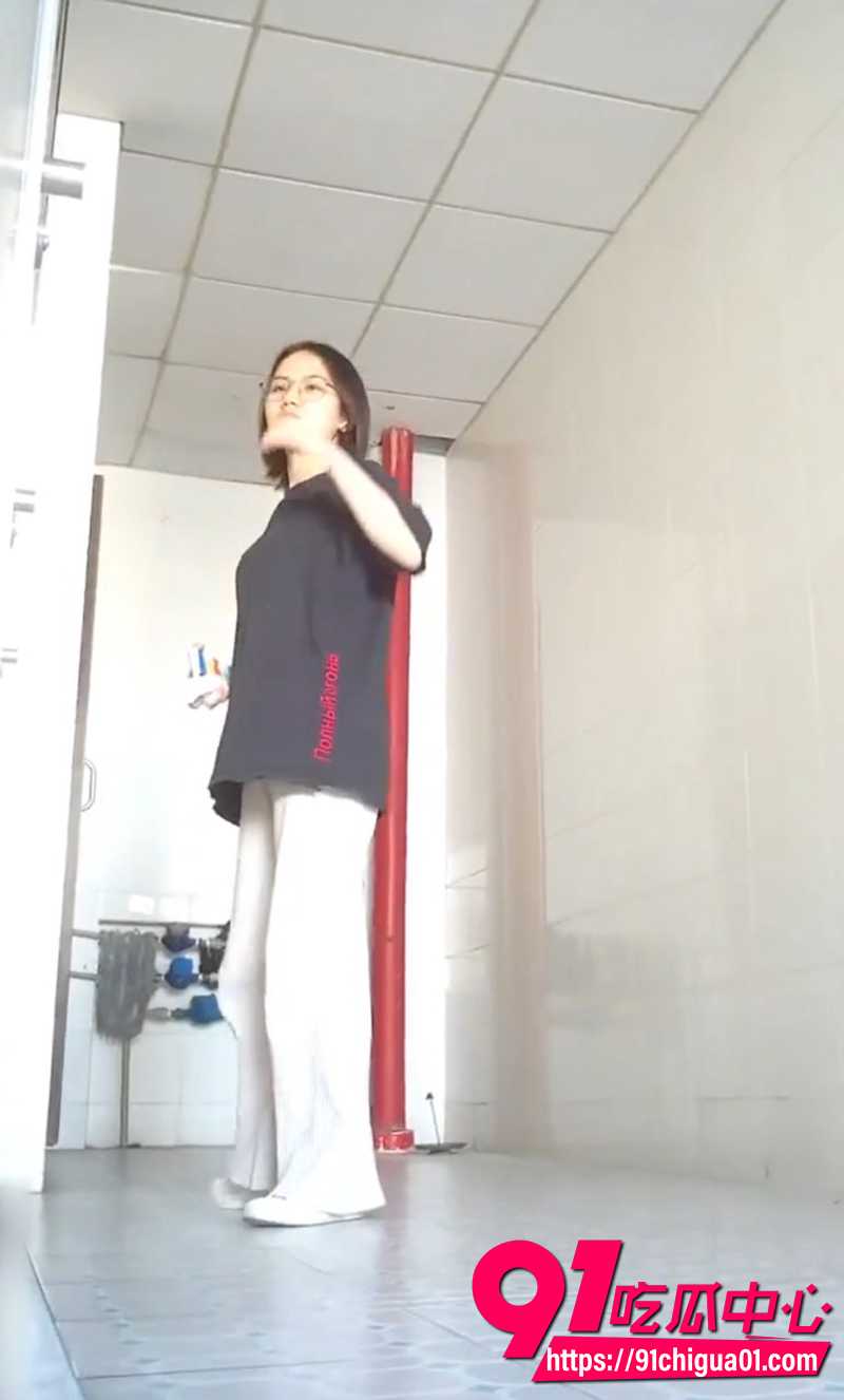 大神偷拍艺术学院学妹尿尿 白嫩翘臀和茂密私处尽露眼前 完整偷拍视频流出!