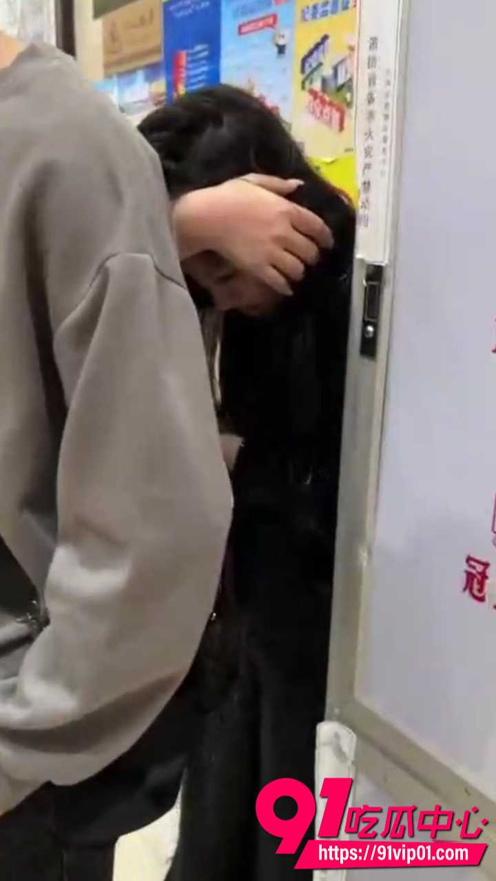 浙江小区原配抓奸丈夫和小三出轨4