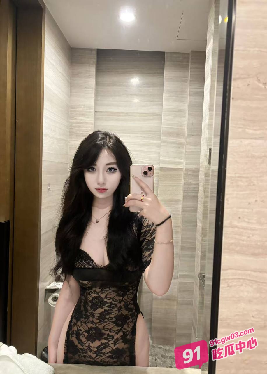 推特Vissstaaaas健身爱上女教练 金钱攻势下黑丝骚货迫不及待进门跪舔!