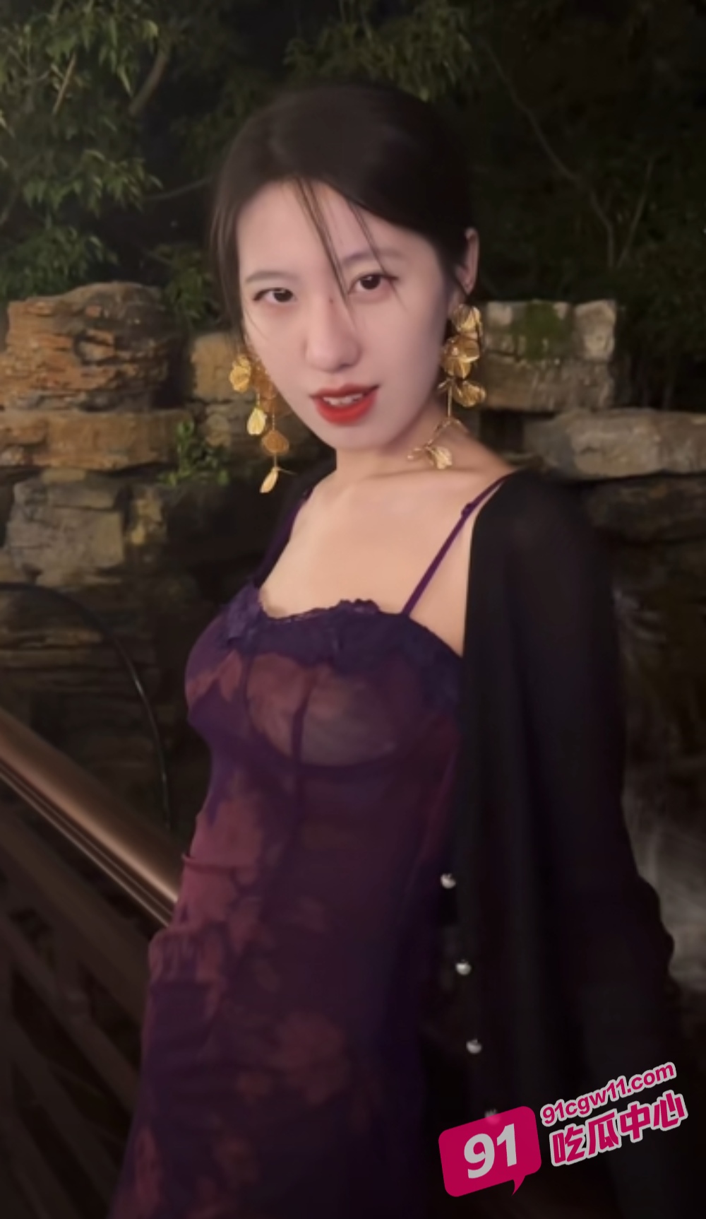 抖音网红〖刘蓄老师〗直播翻车 重度男M连线提出给老师舔脚 沉沦做狗无法自拔 配图