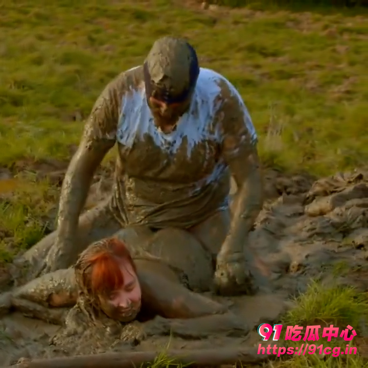 重口性爱~在沼泽地里激情啪啪 这得是什么心态啊