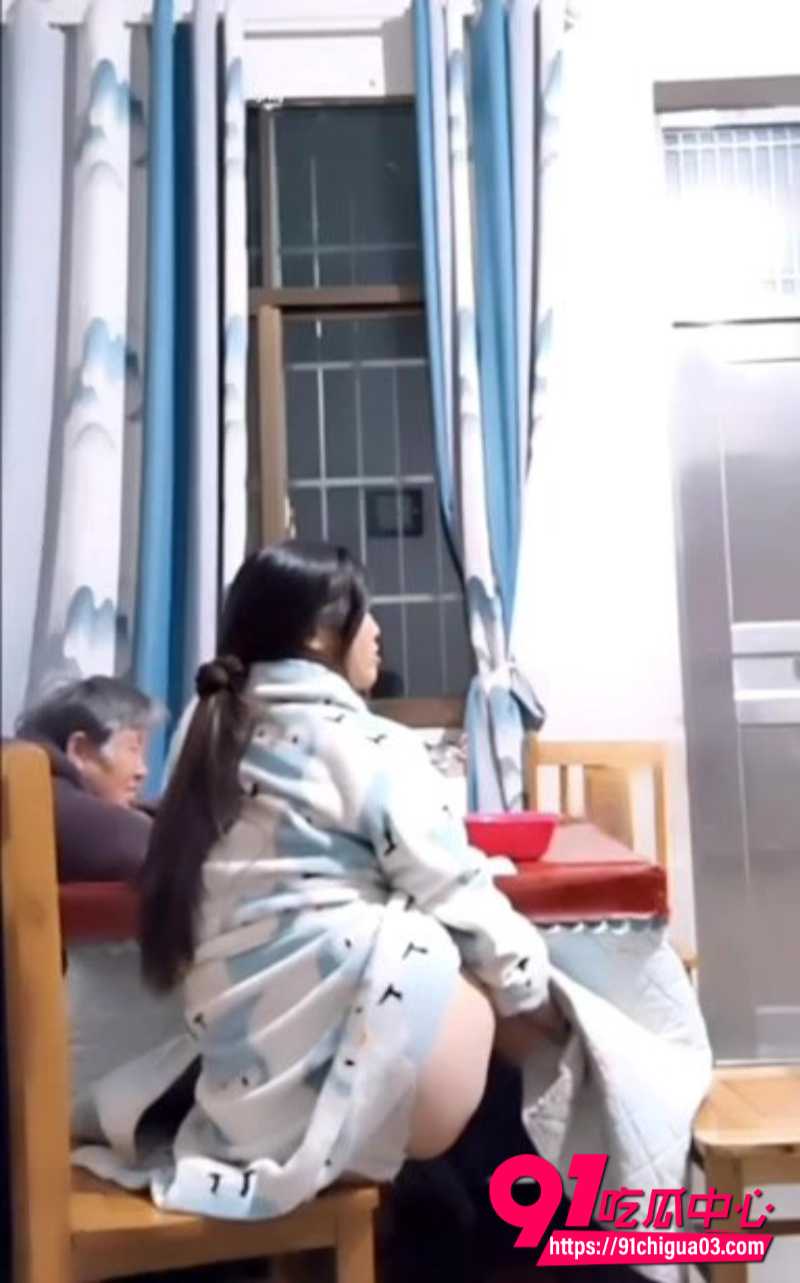 妹子偷摸在奶奶面前自慰3