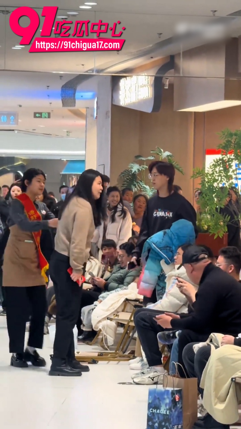 济南万达广场突发街头对骂宝妈PK年轻情侣8