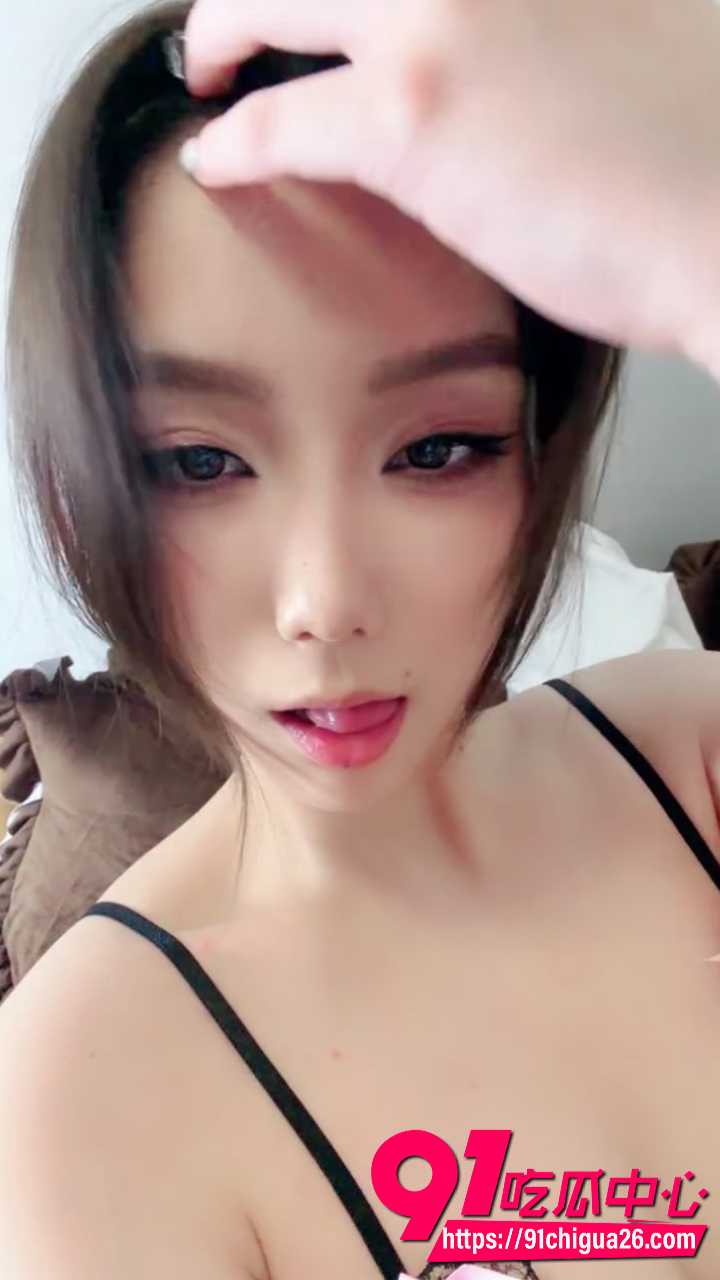 极品反差人妻跟炮友床上大尺度性爱8