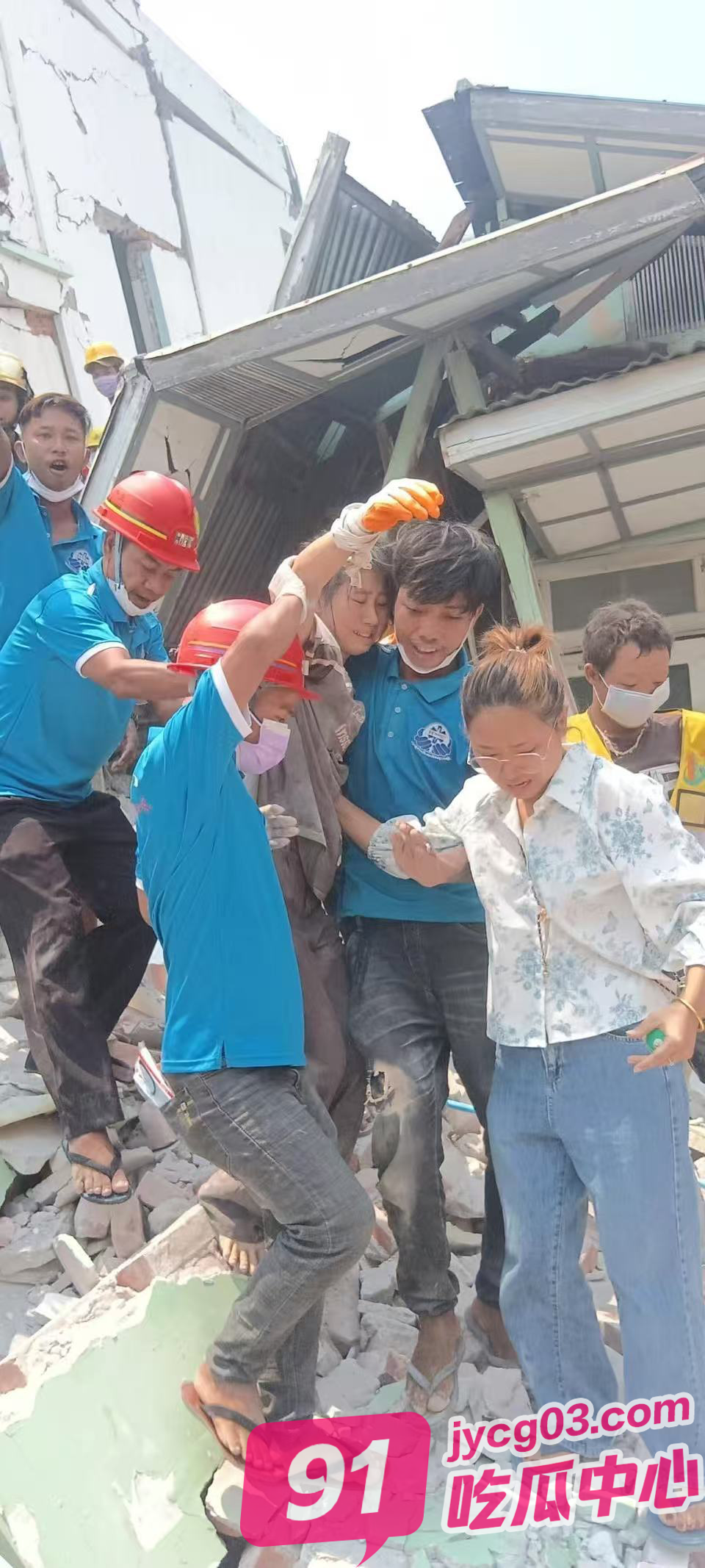 缅甸坍塌酒店惊现生命奇迹！中国女孩靠4瓶水维系50小时的生命接力～ 配图